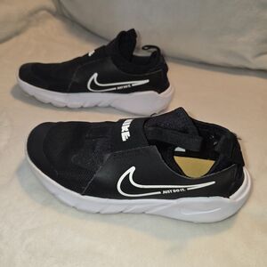Nike Kids Black and White Slip-On Sneakers Bikes Size 3